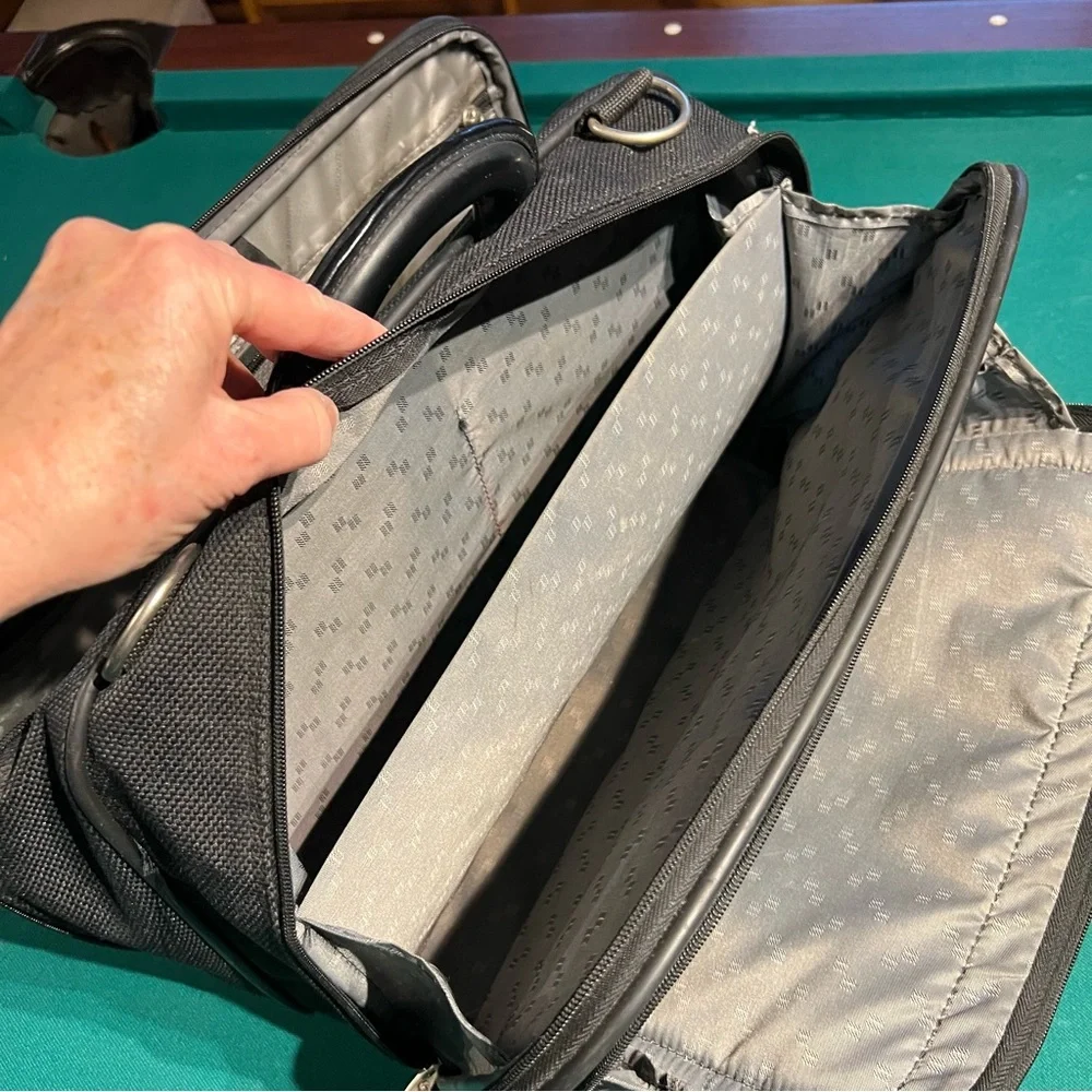 Samsonite Briefcase laptop/computer messenger-style bag with shoulder strap